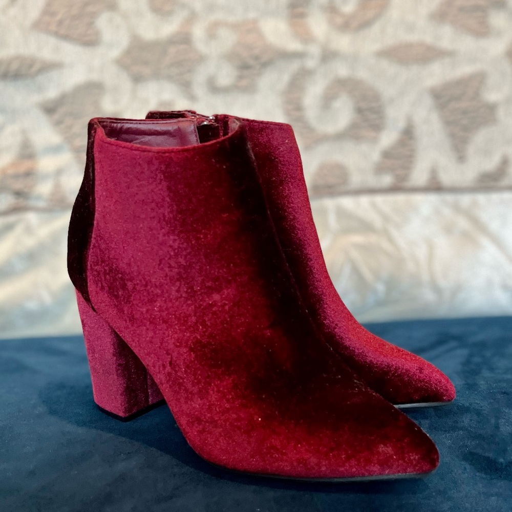 Size 6 maroon velvet feel booties